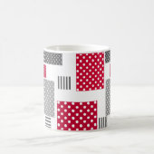 Graue rote Punkte-Patchwork auf weißem Hintergrund Kaffeetasse (Mittel)