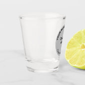 Graue, runde Handelsmarke auf Shot Glass Schnapsglas (Links)