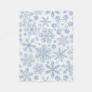 Graue Schneeflocken auf weißem Grund Fleecedecke