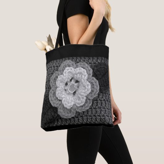 Graue Schwarz-weiße Blume Kunsthandwerk Crochet Pr Tasche (Von Nahem)