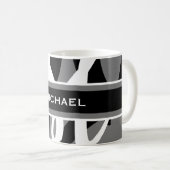 Graue Schwarz-weiße Monogramm Personalisiert Kaffeetasse (VorderseiteRechts)