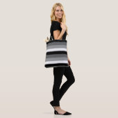 Graue Schwarz-weiße Streifen Tasche (Am Model)