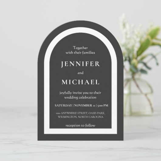 Graue schwarze weiße Text Hochzeit Einladung (Stehend Vorderseite)