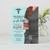 Graue Scrubs Nursing School Abschluss Einladung (Stehend Vorderseite)