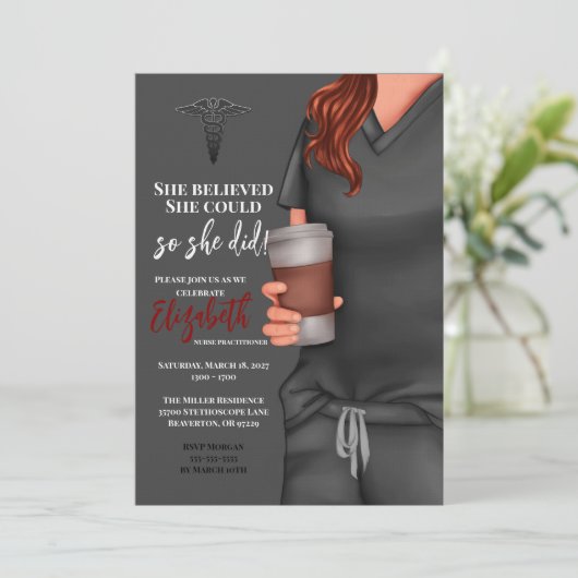 Graue Scrubs Nursing School Abschluss Einladung (Stehend Vorderseite)