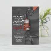 Graue Scrubs Nursing School Abschluss Einladung (Stehend Vorderseite)