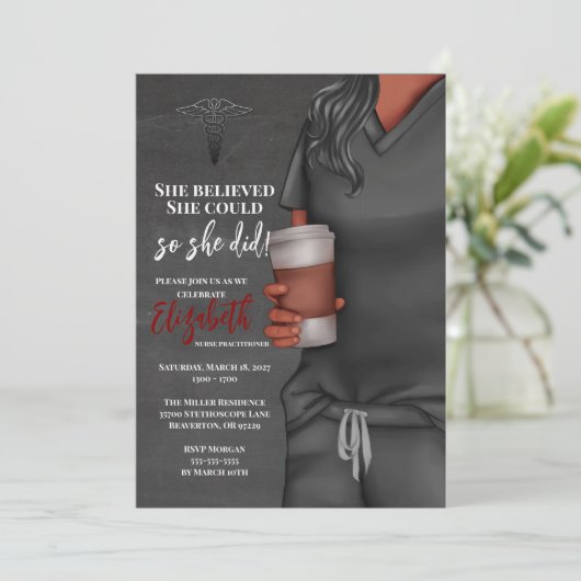 Graue Scrubs Nursing School Abschluss Einladung (Stehend Vorderseite)