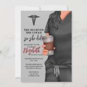 Graue Scrubs Nursing School Abschluss Einladung (Vorderseite)