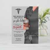 Graue Scrubs Nursing School Abschluss Einladung (Stehend Vorderseite)