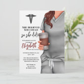 Graue Scrubs Nursing School Abschluss Einladung (Stehend Vorderseite)