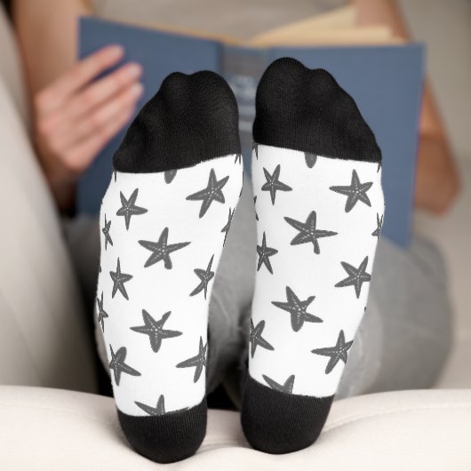 Graue Seesterne auf Socken mit weißem Muster (Unterseite)