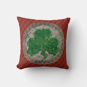 Graue Shamrock-Keltische Knoten auf rotem Karo Kissen
