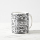 Graue Skandinavische Faux-Strickpullover-Monogramm Kaffeetasse (VorderseiteRechts)