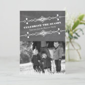 Graue Slanted Chalkboard Holiday Foto Flat Card Einladung (Stehend Vorderseite)