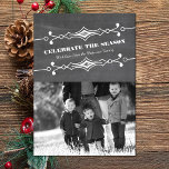 Graue Slanted Chalkboard Holiday Foto Flat Card Einladung<br><div class="desc">Feiern Sie die Magie der Saison mit diesem stilvollen Grey Slanted Chalkboard Holiday Foto Gruß. Mit einer einzigartigen Kulisse aus geschnitzten Tafeln, die Ihrem Foto eine Touch nostalgischen Charmes verleiht, die die Bühne in der Mitte mit einem personalisierten Familiennamen und einem herzlichen Fest der Saison-Botschaft verbindet. Das Layout wird durch...</div>