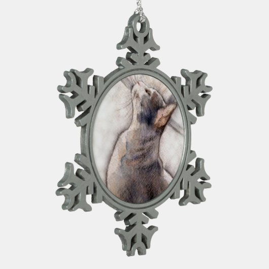 Graue Smokings-Katze in der Schneeflocken Zinn-Ornament (Links)