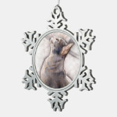 Graue Smokings-Katze in der Schneeflocken Zinn-Ornament (Rechts)