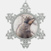 Graue Smokings-Katze in der Schneeflocken Zinn-Ornament (Vorderseite)