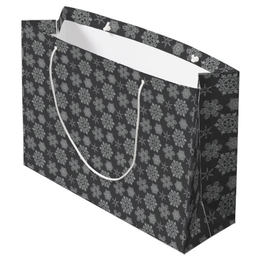 Graue Snowflake Weihnachtsdesigns Geschenktasche Große Geschenktüte (Rückseite Schrägansicht)