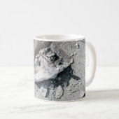 Graue Steine auf grauem Schmutz Kaffeetasse (VorderseiteRechts)