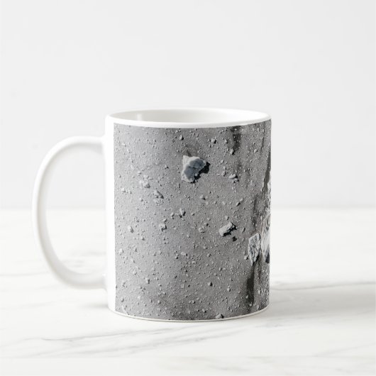 Graue Steine auf grauem Schmutz Kaffeetasse (Links)