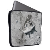 Graue Steine auf grauem Schmutz Laptopschutzhülle (Vorne Rechts)