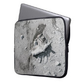 Graue Steine auf grauem Schmutz Laptopschutzhülle (Vorderseite Links)