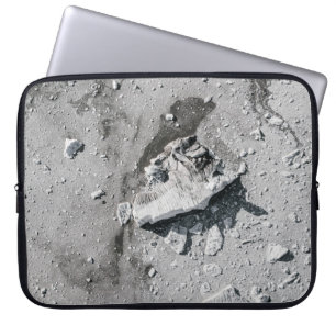 Graue Steine auf grauem Schmutz Laptopschutzhülle