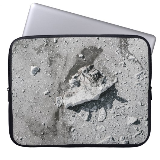 Graue Steine auf grauem Schmutz Laptopschutzhülle (Vorderseite)