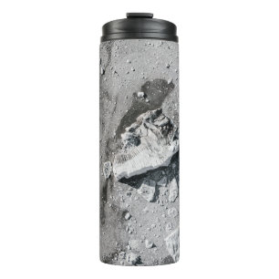Graue Steine auf grauem Schmutz Thermosbecher