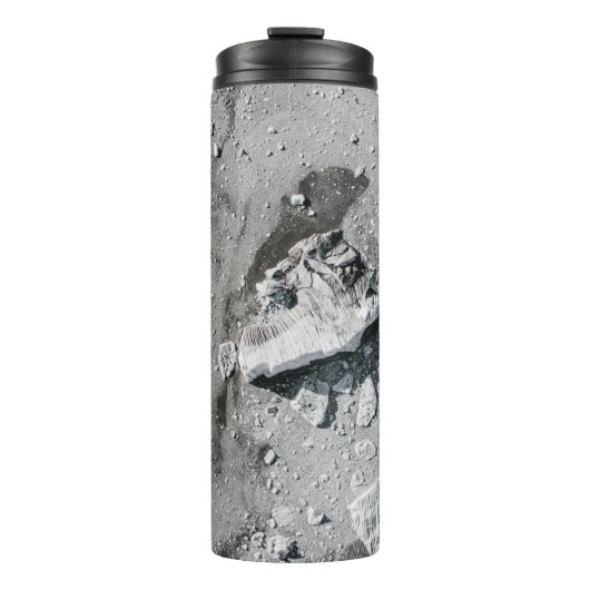 Graue Steine auf grauem Schmutz Thermosbecher (Vorderseite)