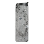 Graue Steine auf grauem Schmutz Thermosbecher (Nach links gedreht)