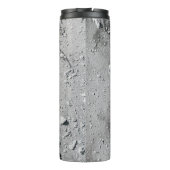 Graue Steine auf grauem Schmutz Thermosbecher (Rückseite)