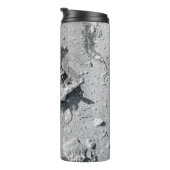 Graue Steine auf grauem Schmutz Thermosbecher (Nach rechts gedreht)