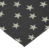 Graue Sternmuster auf schwarz Tischdecke (Schrägansicht)