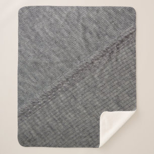 graue Stoffstruktur mit abstrakten Zeichnungen und Sherpadecke