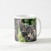 Graue Streifen-Katze mit grünen Augen Kaffeetasse (VorderseiteRechts)