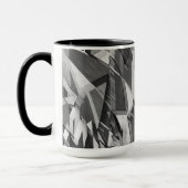 Graue Streifen über schwarzes Bild mit Drizzle Tasse (Links)