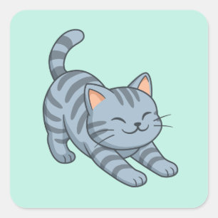 Graue Streifenkatze beim Strecken Grün Quadratischer Aufkleber