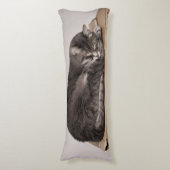 Graue Tabby-Katze, die auf Kasten schläft Seitenschläferkissen (Vorderseite Vertikal)