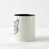 Graue Tabby-Katze, die Tasse zeichnet (Mittel)