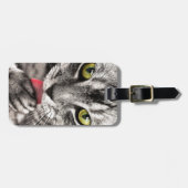 Graue Tabbykatze, die Tatze leckt Gepäckanhänger (Vorderseite horizontal)