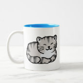 graue Tigerkatze des niedlichen flaumigen Tabby Zweifarbige Tasse (Links)