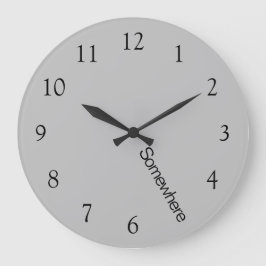 Graue Uhr fünf Uhr morgens irgendwo eine große Uhr