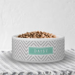 Graue und Aqua-Zickzack Monogramm Napf<br><div class="desc">Maßgeschneidertes Hundefutter oder Wasserschüssel mit einem schicken,  gürtelmädchenhaften,  Zickzack Druckmuster. Personalisieren Sie es mit dem Namen Ihres Tieres in einem Rechteck. Klicken Sie auf Anpassen,  um den Schriftart und die Farben des Textes zu ändern,  um ein einzigartiges Design zu erstellen!</div>