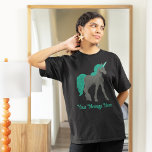 Graue und Aquamarine Einhorn Personalisiert T-Shirt<br><div class="desc">Enthält eine einzigartige Abbildung in einem realistischen Stil. Das Einhorn ist ein dunkles Holzkohlegrau mit einer aquamarinen grünen Mähne und einem  Schwanz. Es gibt einen Ort,  wo man seine eigene Nachricht in grüner Schrift einfügen kann.</div>
