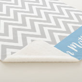 Graue und blaue Zickzack Babyname Mit Monogramm Sherpadecke (3/4)