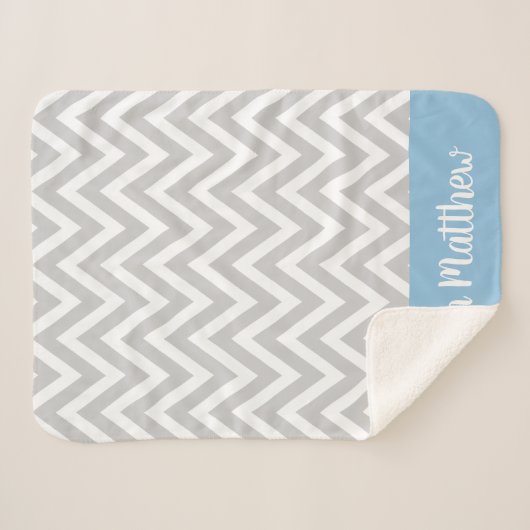Graue und blaue Zickzack Babyname Mit Monogramm Sherpadecke (Vorderseite (Horizontal))