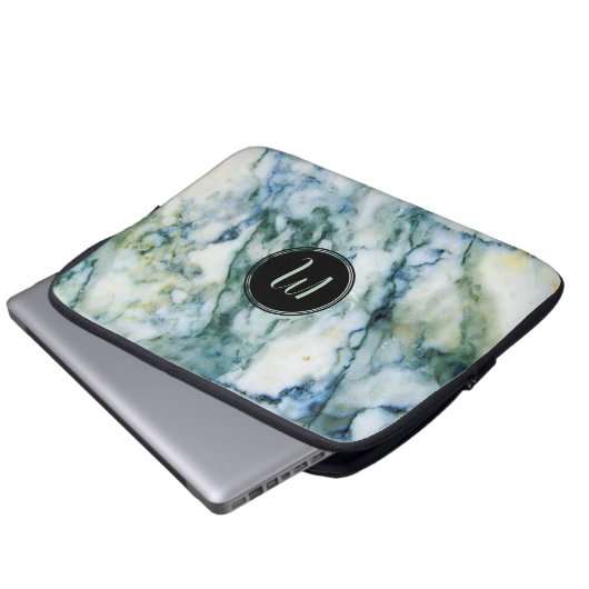 Graue und blaugrüne Imitate Marmorstone Monogramm Laptopschutzhülle (Vorne Knopf)