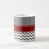 Graue und dunkelrote Zickzack personalisierte Kaffeetasse (Mittel)